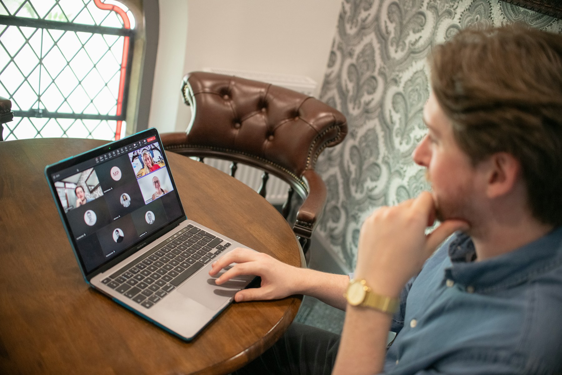 Reunião por videoconferência em um notebook.